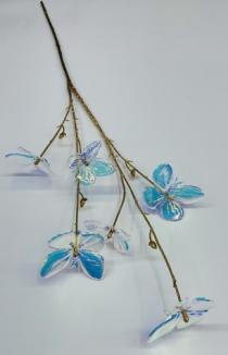 Drugeliai ant šakos